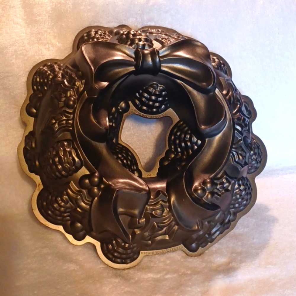 Nordic Ware bundle cake pan Christmas wreath cast aluminum